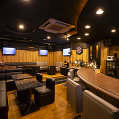 最大27名様までの貸し切りOK！HDMI接続でディスプレイ使用OK。カラオケ完備。ダーツ無料。ケーキなどのサプライズもご相談ください。