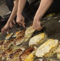 厚さ3センチの鉄板で豪快に焼いてます！