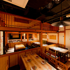 和気あいあいと宴会を楽しむテーブル席！池袋で少人数様での飲み会や宴会に最適なテーブル席！和モダンな空間でゆったりと過ごすひと時をお楽しみ頂けます！各種宴会にぴったりのお得な宴会コースは最大2.5時間飲み放題付3500円～ご用意しております！お得なクーポンもございますのでぜひご利用ください！