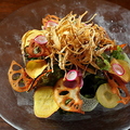 料理メニュー写真 新鮮野菜と根菜チップのサラダ