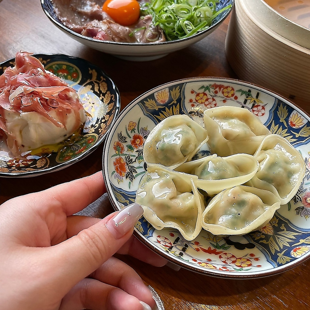 お好みでにんにくの有無が選べる、ジューシーな餡がたっぷり詰まった本格点心はお持ち帰りも可能！