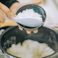こだわりの産地直送米が肉のうまみを引き立てる◎
