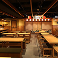 【プライベートな飲み会に】解放的なテーブル席。広いお席で、ゆっくりとした大人な時間を楽しめます。プライベートな会話から接待まで、どんなシチュエーションでも多岐にわたってご利用頂けます！まるで江戸時代に行ったかのような気分。