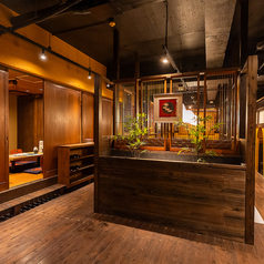 当店では、二人掛けのテーブル席もご用意しております。大切な方との落ち着いた時間を過ごすのに最適なお席です。ゆったりとした雰囲気の中で、おいしい料理を楽しみながら、特別なひとときをお過ごしください。心を込めたおもてなしで、皆様のご来店を心よりお待ちしております。