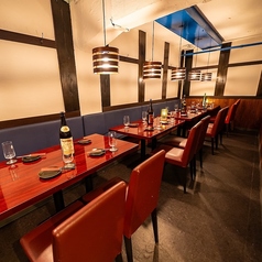 インテリアや照明での演出にもこだわった店内は柔らかい間接照明の光に照らされたリラックス空間となっております。女子ウケも抜群なので、新橋での女子会や合コンなどのシチュエーションにもご活用下さいませ♪