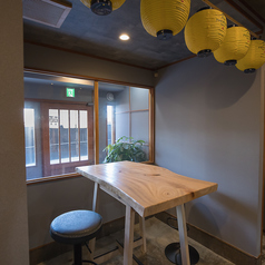 【ご友人との楽しいひとときに♪ 4名様掛け×1卓】地元の友人との語らいにぴったりなテーブル席をご用意しています！リラックスした雰囲気の中で、思い出話に花を咲かせてください♪みんなでシェアできるおばんざいや季節料理を囲んで、心落ち着くご友人と共に、こだわりの料理を楽しみながら特別な時間お過ごしください！