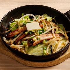 鉄板　イカとキャベツのガリバタ炒め