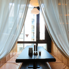 銀座の隠れ家的バーで、特別なひと時をお過ごしください！6名様までご利用いただけるテーブル席は、落ち着いた雰囲気でプライベート感満載。大切な人との会話を楽しむのに最適です♪ 厳選されたドリンクメニューを片手に、リラックスした時間をお楽しみください。