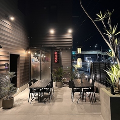 【4名様～ご予約承っております◎】開放感たっぷりのテラス席で、炭火の温もりに包まれながら冷たい一杯を楽しみませんか。夜空を見上げながら、七輪でじっくりとお肉や旬の素材を焼く時間は格別です！日常の忙しさを忘れて、心地よい風に吹かれながら心ゆくまでくつろげる空間◎