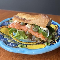 パリッと香ばしいバゲットから、薫り高いサーモンを。