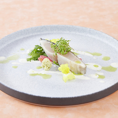 薪窯で軽く炙った国産サワラのカルパッチョ　わさびのアクセント