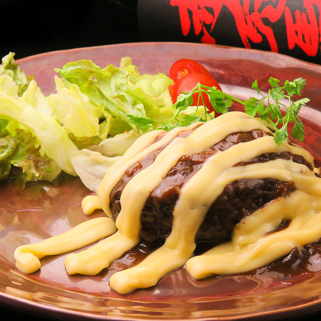【自家製】手ごねハンバーグのチーズソース！中から旨味あふれる濃厚な脂がジュワーっと溶け出します