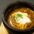 料理メニュー写真&nbsp;熱々！石焼カレー温玉チーズ