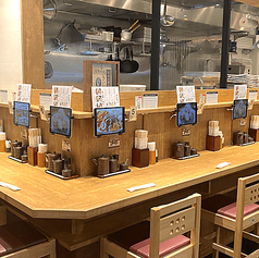 【カウンター席】お一人様から気兼ねなく料理人の調理を見ながらゆっくりと楽しんでいただけます。女性の方にも人気です。