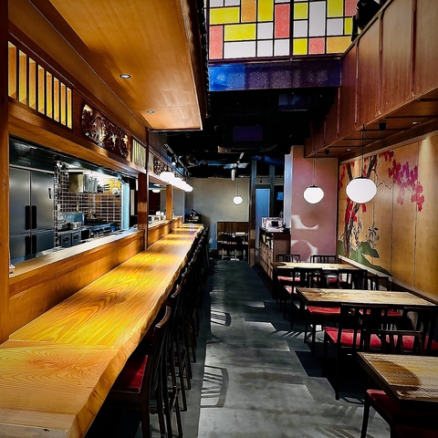 モダンレトロ空間で最高のオモテナシ。大山鳥の炭火焼き鳥やお刺身を揃えた大人居酒屋