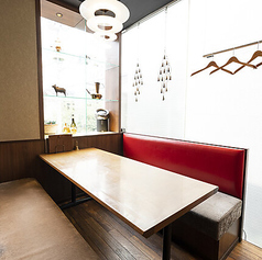 【都会の喧騒を忘れる♪奥まった静かなボックス席】周囲を気にせずにお食事に集中できる、プライベート感のあるお席です。落ち着いた内観の魅力をそのままに、静かなひとときをお約束いたします◎4~7名様でご利用いただけます。