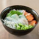 新鮮なお刺身を使用した海鮮丼。サーモンしらす丼もご用意しております！