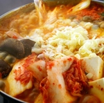 本格韓国料理の魅力を感じさせるチゲ鍋。キノコ、豆腐、豚肉、お野菜が入り程よい辛味がたまらない。