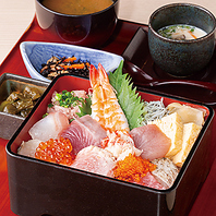 お重や蕎麦、定食など充実したランチメニュー