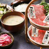 【昼夜で「週３回以上通える焼肉屋」を目指します】”非日常”から”日常”へ、老若男女全世代が焼肉を食べたい時にいつでも安価で食べる事ができ”プチ至福””プチワクワク”をご提供いたします♪昼夜で違った商品と店のあり方を打ち出す、新しい「二毛作焼肉店」を是非ご利用ください！お気軽にご来店待ちしております◎