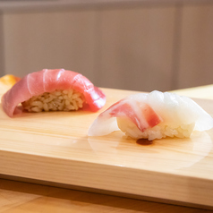 木の温もり溢れるカウンター席。カウンターではその臨場感も味わえる特別な空間を演出致します。お料理と共に心温まる特別な時間をお過ごしください。