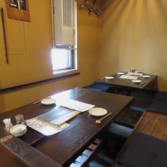 4名様の掘りごたつの席があり、結合可能なので6名様から8名様まで対応可能です。