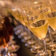 豊富なドリンクと本格料理が彩る大人の時間