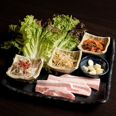 【新鮮県産野菜×肉】カリカリジューシー！サムギョプサルの写真