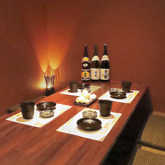 当店1階には、完全個室のテーブル席をご用意しております！1名様から少人数でのお食事や合コン・飲み会・デートなどにどうぞご利用下さい。