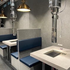 【2名席】友達とのおしゃべりや、会話を大切にしたいときにぴったり!高い壁のソファ席で周囲が気にならないようになっています。焼肉を囲いながら楽しいひと時をお過ごしください。