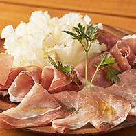 ディアグールチーズと生ハムの盛合せ