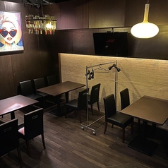 階段下には落ち着いたスペースをご用意。ほどよく隠れ家のような雰囲気で、少人数の飲み会やゆっくり語りたい時に最適。席同士の距離感も心地よく、リラックスして過ごせます。