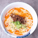 白い器に濃厚スープが特徴的な一杯。中央にそぼろと青葱が彩り、熱々で満足、深い幸福感が続きます。