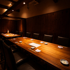 【大人数プライベート個室】10～30名様までゆったりとお寛ぎいただける上質なテーブル個室をご用意。大切なお取引先様とのご接待やご会食、ビジネスでのご宴席はもちろん、ご家族・ご親族での慶事やお集まりにも最適です。飲み放題付プランもご用意し、最大80名様までのご宴会にも対応いたします。