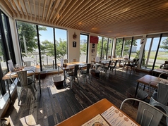 木目を基調としたウッディーな店内に４名様用テーブルを3つご用意。木の温かみを感じる店内で香ばしく焼き上げたナポリピッツァやイタリア料理をお楽しみいただけます。