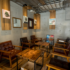 女子会にぴったりなテーブル席をご用意しています！おしゃれなインテリアに囲まれた空間で、楽しい会話と美味しい料理を心ゆくまで楽しんで、素敵な思い出を作ってください♪