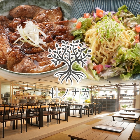 ウッド調のテーブルや観葉植物などが店内を鮮やかに彩るこだわりの創作居酒屋◎