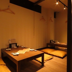 格子戸とロールカーテンで仕切った半個室はお座敷でも人気の席。