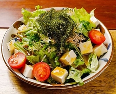 海ぶどうと島豆腐のサラダ