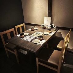 少人数でのご利用に最適な4名様用テーブル席を完備しております。木の温もりあふれる落ち着いた雰囲気の中で、周りを気にすることなくゆったりとお食事や会話をお楽しみいただけます。ご友人との飲み会やご家族でのお食事、女子会など多様なシーンに寄り添う快適な空間で心地よいひとときをお過ごしください♪