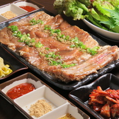 【本場韓国の焼肉サムギョプサル】県内産の豚のスペアリブを開いて、野菜や果物を擦り込んで作った特製のタレに浸け込んでいます。