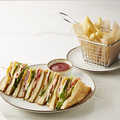料理メニュー写真&nbsp;クラブハウスサンドウィッチとフレンチフライ