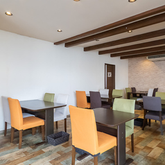 【1～2名様・テーブル席】ご友人とのお食事や、女子会・デートなど、2人で気軽にランチを楽しむのにピッタリ♪ランチメニューを豊富に取り揃えてお待ちしております。