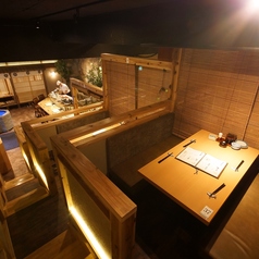 【2~4名様ひな壇テーブル】店内を見渡せる階段状に配置されたひな壇テーブル席♪テーブル席で、ゆっくりお過ごしいただけます。