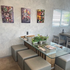 ご利用の人数により席数を変更させていただきます♪最大1テーブルに10名様までご利用いただけますので、大人数でも大歓迎です。ぜひご予約ください！