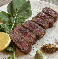 牛赤身肉のレアカツレツの写真