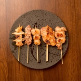 地鶏や銘柄鶏を職人の手で1本1本丁寧に手打ちした焼き鳥は、自家製の焼き塩やこだわりのタレをつけて素材に合った最適な状態でお楽しみ頂きます。
