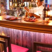 横並びのバーカウンター大人の時間をゆっくり過ごせる空間に仕上げました。【横須賀 居酒屋 完全個室 宴会 女子会 飲み会 貸切 デート 記念日 家族 友達 食べ放題 飲み放題 ランチ ディナー】