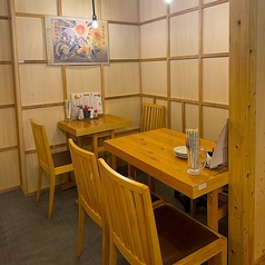 当店にはテーブル席をご用意しております。プライベートな友人同士の飲み会や、女子会に最適な空間です。ゆったりとした雰囲気の中で、美味しい料理とお酒を楽しみながら、楽しい時間をお過ごしください。皆様のご来店を心よりお待ちしております！