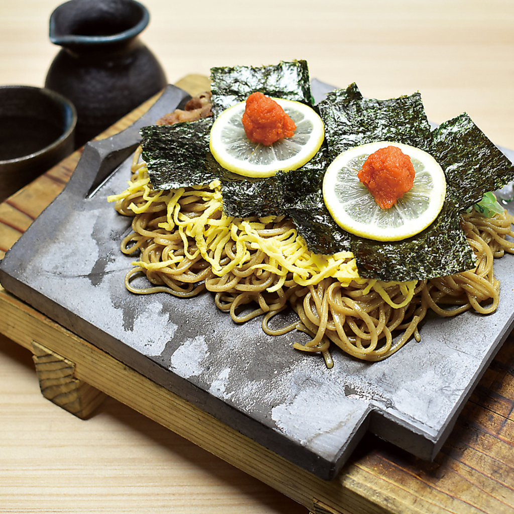 本物の瓦の上に盛られたおそば★山口県が発祥の「瓦そば」!!